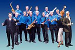 <b>Westfalia Big Band</b> mit Sängerin <b>Susan Bremer</b>, Sänger <b>Frank Behrens</b> (rechts) und Bandleader <b>Hans-Josef Piepenbrock</b> (links)