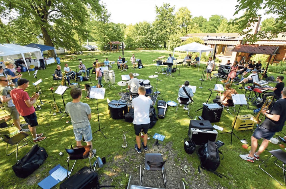 Ein Restart nach Maß war der Probentag der Westfalia Bigband. Nach 17 Monaten konnte Bandleader Hans-Josef Piepenbrock erstmals seine Musiker wieder um sich versammeln. Die Probe fand im Garten des Droste-Hauses am Schillingsweg statt. (Foto: Marcus Tschackert)