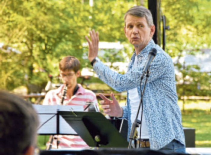 Hans-Josef Piepenbrocks Augen leuchteten, als er seine Westfalia Bigband endlich wieder um sich scharen konnte. Nicht musikalische Feinarbeit, sondern das Gemeinschaftserlebnis stand für Piepenbrock im Mittelpunkt.