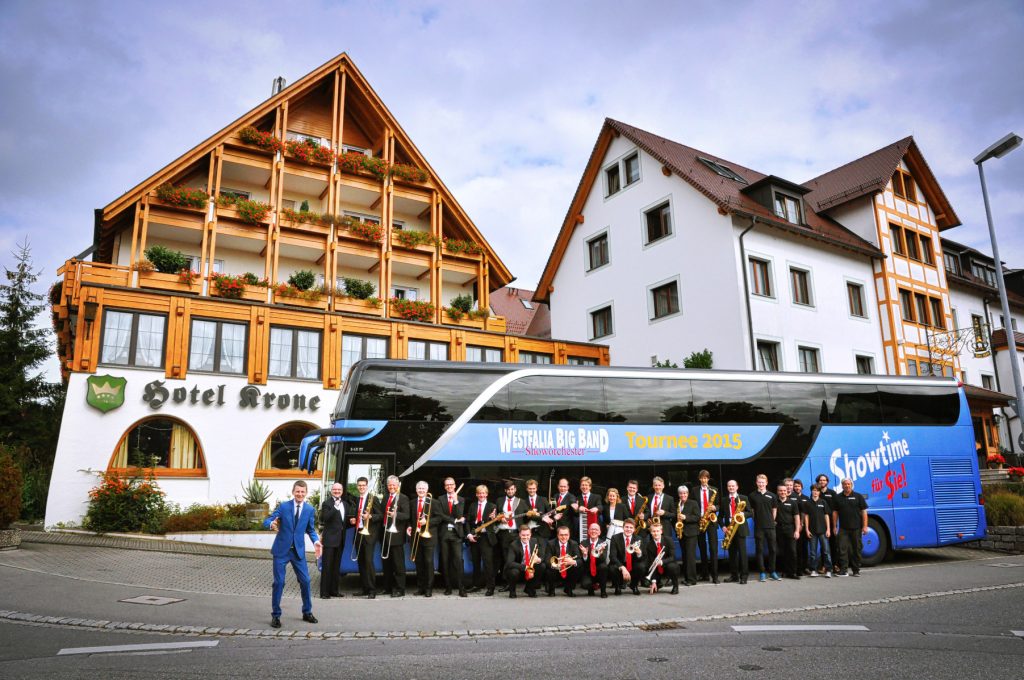 ALPENTOURNEE 2015: Westfalia Big Band präsentiert sich mit dem Tourbus vor dem Hotel